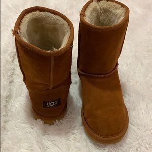 UGG boots (accepting reasonable offers!!)